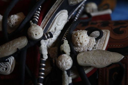 用骨头雕刻成各种工艺品,镶黄旗的这种蒙古族传统技艺很少见